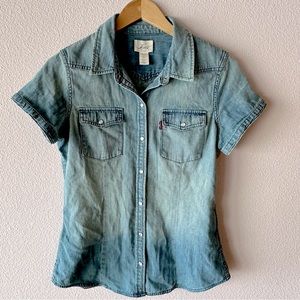 LEVI’s Short Sleeved Denim Shirt/Blouse, Denim Blue - Sz. M   •NWOT•